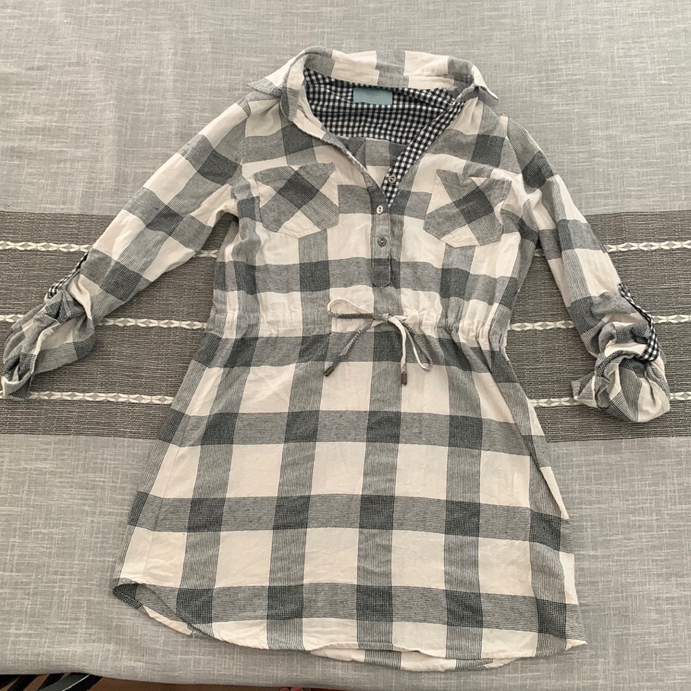 Brand: skies are blue size: fits like a small color: black, white